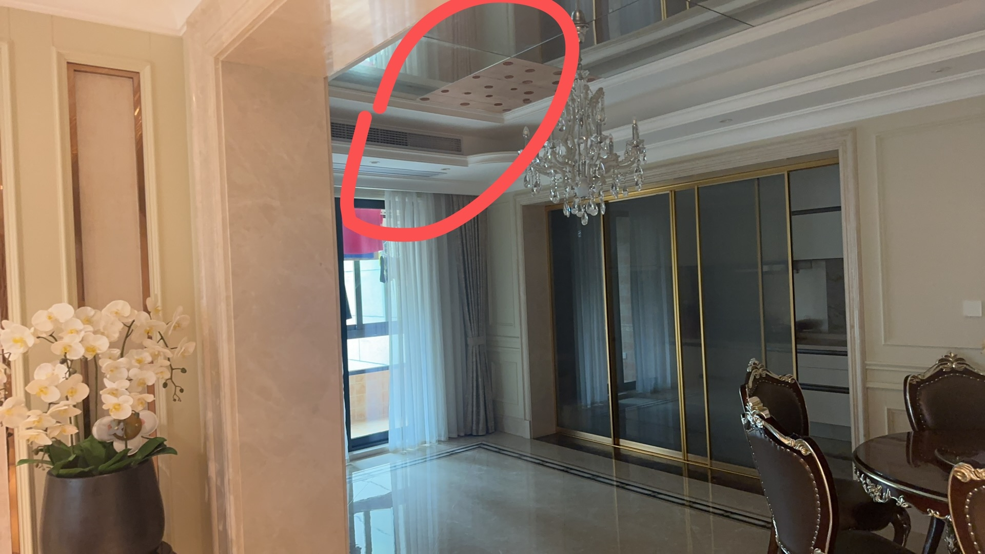 Bố mẹ lén xem camera nhiều giờ, sốc nặng vì điều lạ con trai lén lút làm- Ảnh 3.