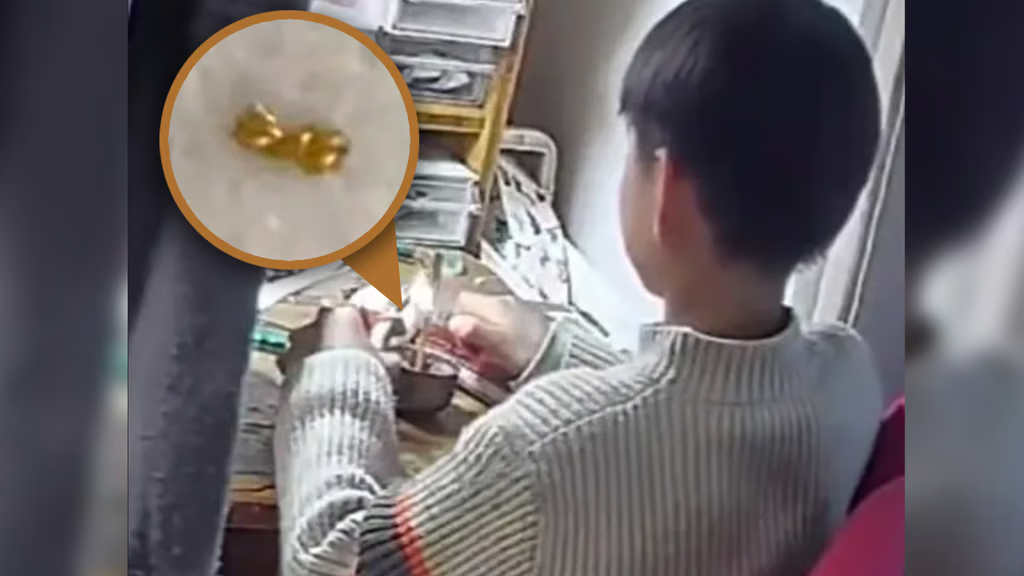 Bố mẹ lén xem camera nhiều giờ, sốc nặng vì điều lạ con trai lén lút làm- Ảnh 1.