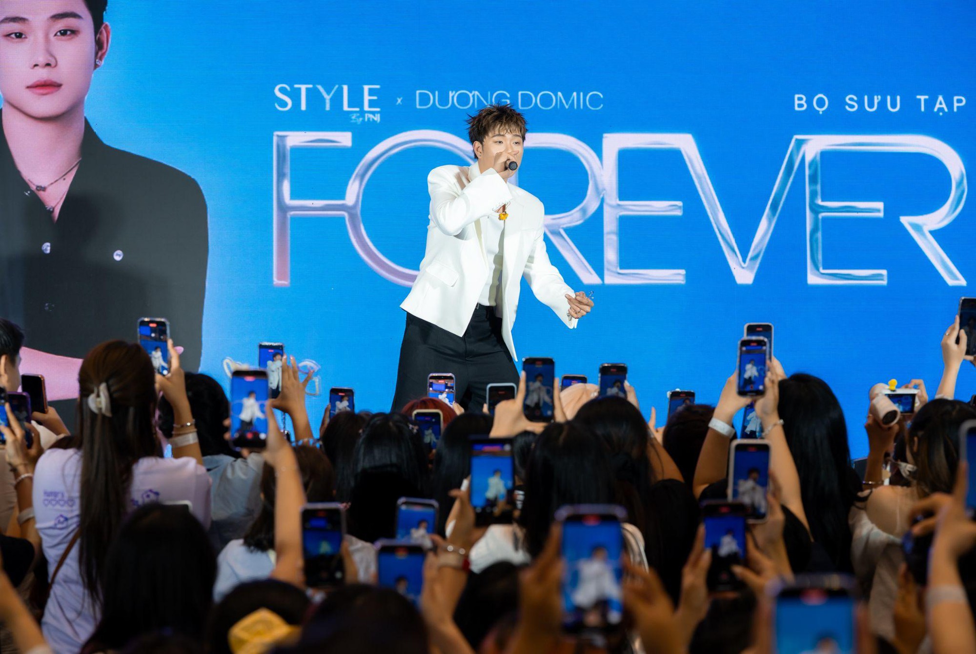 Dopamine xếp hàng dài trong ngày mở bán bộ sưu tập FOREVER- Ảnh 6. Dopamine xếp hàng dài trong ngày mở bán bộ sưu tập FOREVER- Ảnh 6.