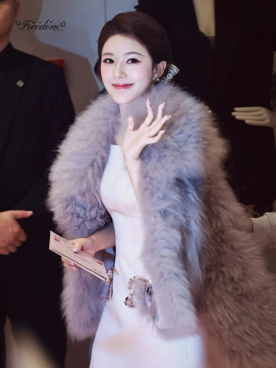 Triệu Lộ Tư lộ cằm dài bất thường trong tạo hình tiểu thư tài phiệt- Ảnh 1.