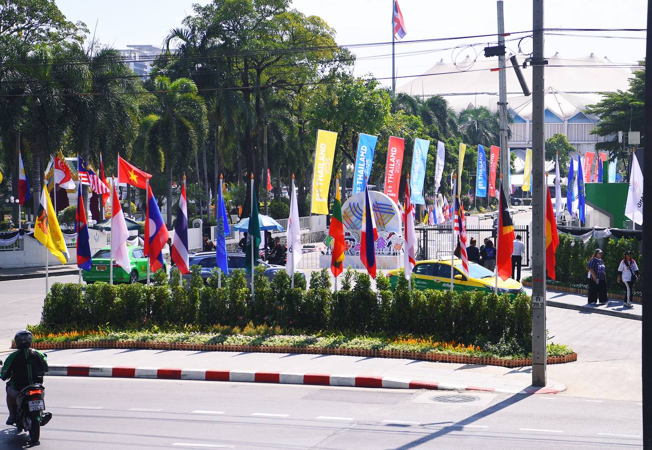 Cận cảnh xe dò bom mìn xuất hiện tại SVĐ Rajamangala trước giờ lễ khai mạc SEA Games 33- Ảnh 9. Cận cảnh xe dò bom mìn xuất hiện tại SVĐ Rajamangala trước giờ lễ khai mạc SEA Games 33- Ảnh 9.