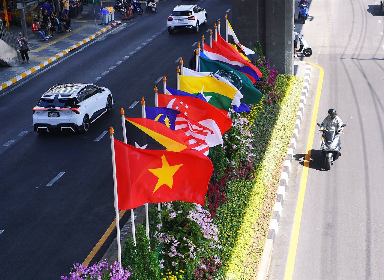 Cận cảnh xe dò bom mìn xuất hiện tại SVĐ Rajamangala trước giờ lễ khai mạc SEA Games 33- Ảnh 12. Cận cảnh xe dò bom mìn xuất hiện tại SVĐ Rajamangala trước giờ lễ khai mạc SEA Games 33- Ảnh 12.