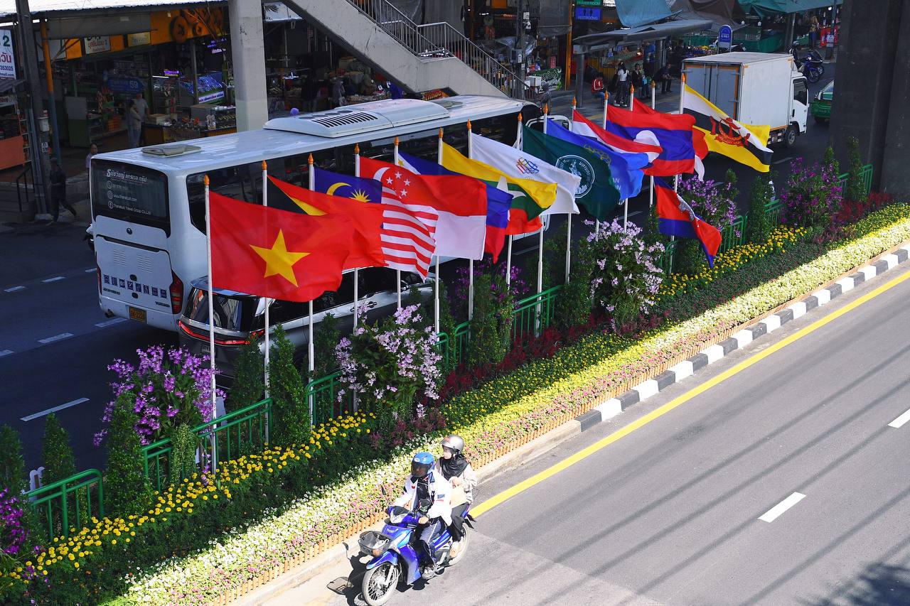 Cận cảnh xe dò bom mìn xuất hiện tại SVĐ Rajamangala trước giờ lễ khai mạc SEA Games 33- Ảnh 11. Cận cảnh xe dò bom mìn xuất hiện tại SVĐ Rajamangala trước giờ lễ khai mạc SEA Games 33- Ảnh 11.