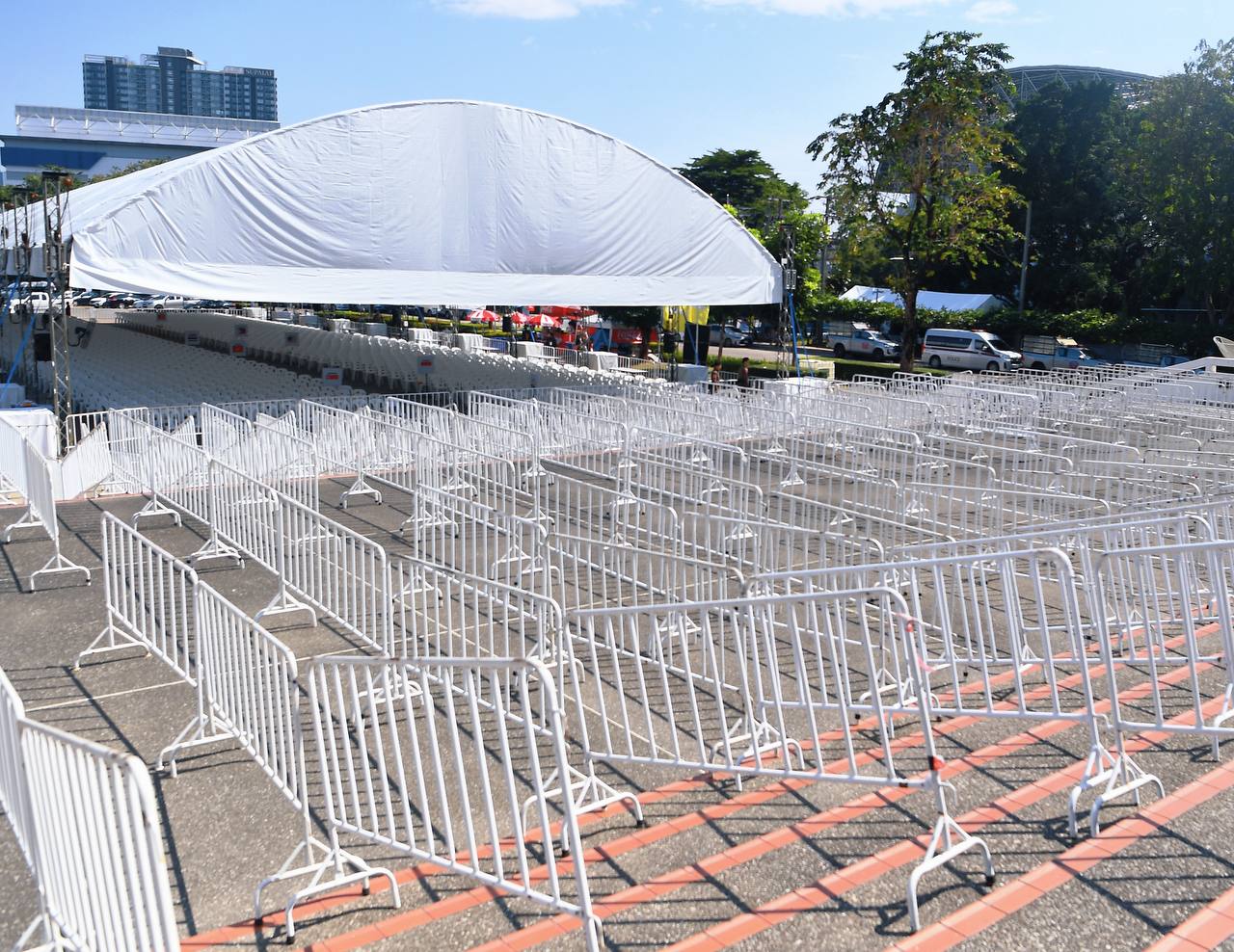 Cận cảnh xe dò bom mìn xuất hiện tại SVĐ Rajamangala trước giờ lễ khai mạc SEA Games 33- Ảnh 15. Cận cảnh xe dò bom mìn xuất hiện tại SVĐ Rajamangala trước giờ lễ khai mạc SEA Games 33- Ảnh 15.