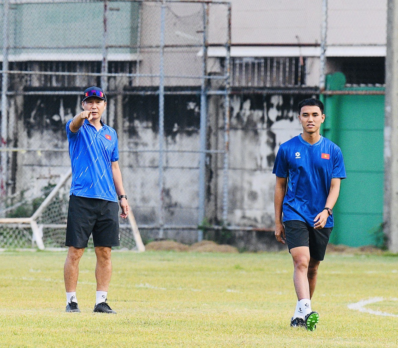 HLV Kim Sang-sik đeo kính râm cực ngầu, chiếm trọn spotlight ở buổi tập của U22 Việt Nam trước trận 