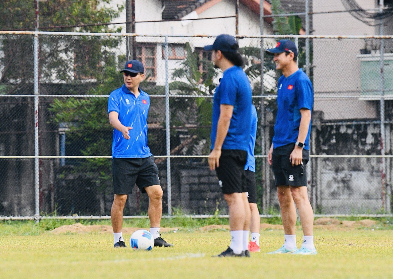 HLV Kim Sang-sik đeo kính râm cực ngầu, chiếm trọn spotlight ở buổi tập của U22 Việt Nam trước trận 