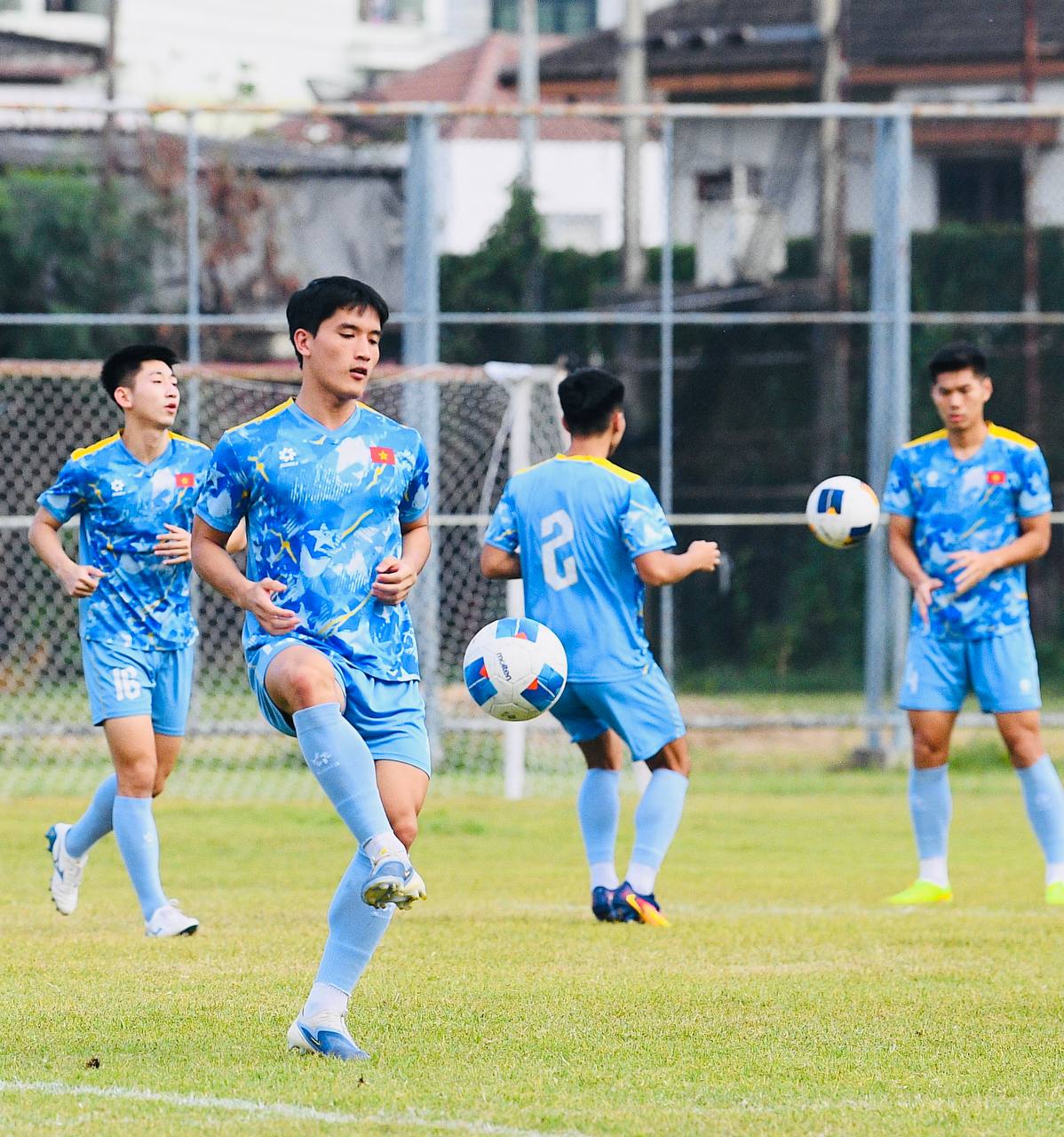 Dàn trai đẹp U22 Việt Nam tươi rói trên sân tập, thu hút gái xinh Thái Lan chăm chú theo dõi- Ảnh 19. Dàn trai đẹp U22 Việt Nam tươi rói trên sân tập, thu hút gái xinh Thái Lan chăm chú theo dõi- Ảnh 19.