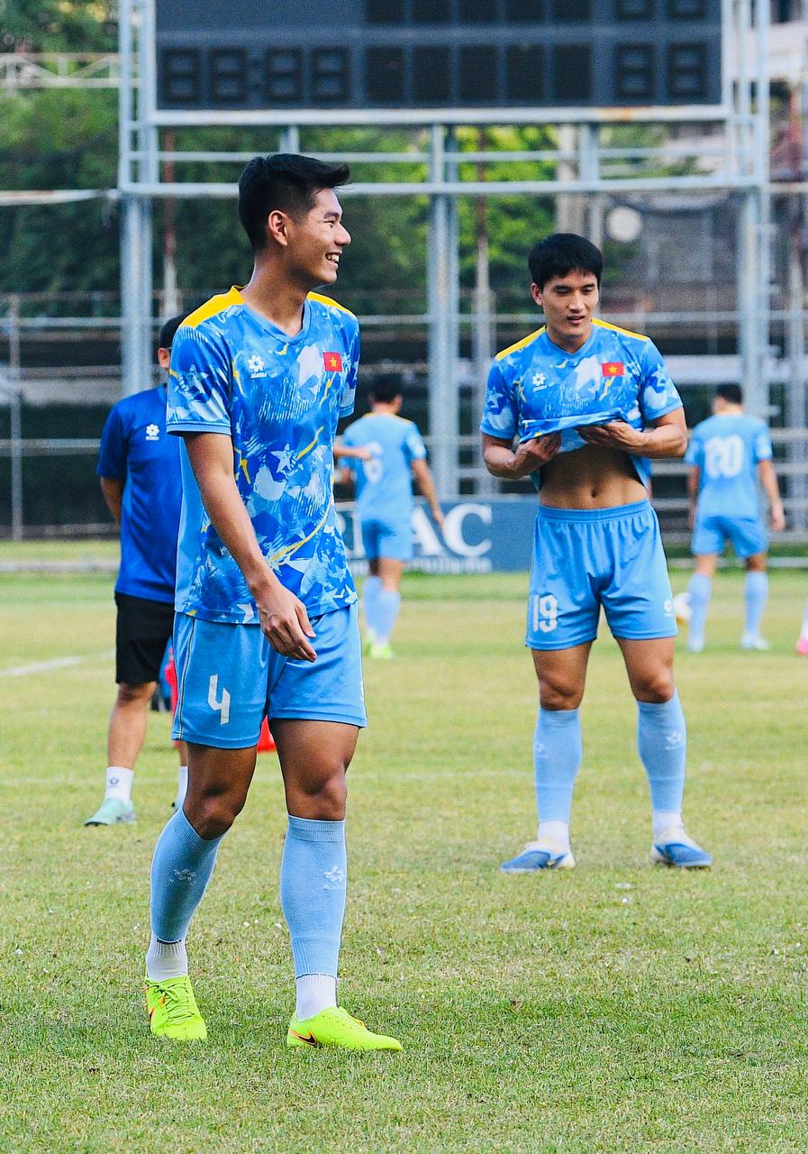 Dàn trai đẹp U22 Việt Nam tươi rói trên sân tập, thu hút gái xinh Thái Lan chăm chú theo dõi- Ảnh 17. Dàn trai đẹp U22 Việt Nam tươi rói trên sân tập, thu hút gái xinh Thái Lan chăm chú theo dõi- Ảnh 17.