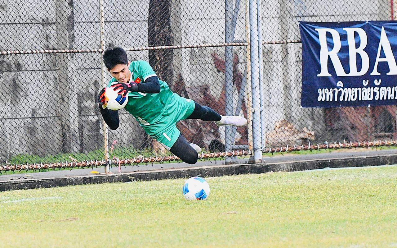 Dàn trai đẹp U22 Việt Nam tươi rói trên sân tập, thu hút gái xinh Thái Lan chăm chú theo dõi- Ảnh 8. Dàn trai đẹp U22 Việt Nam tươi rói trên sân tập, thu hút gái xinh Thái Lan chăm chú theo dõi- Ảnh 8.