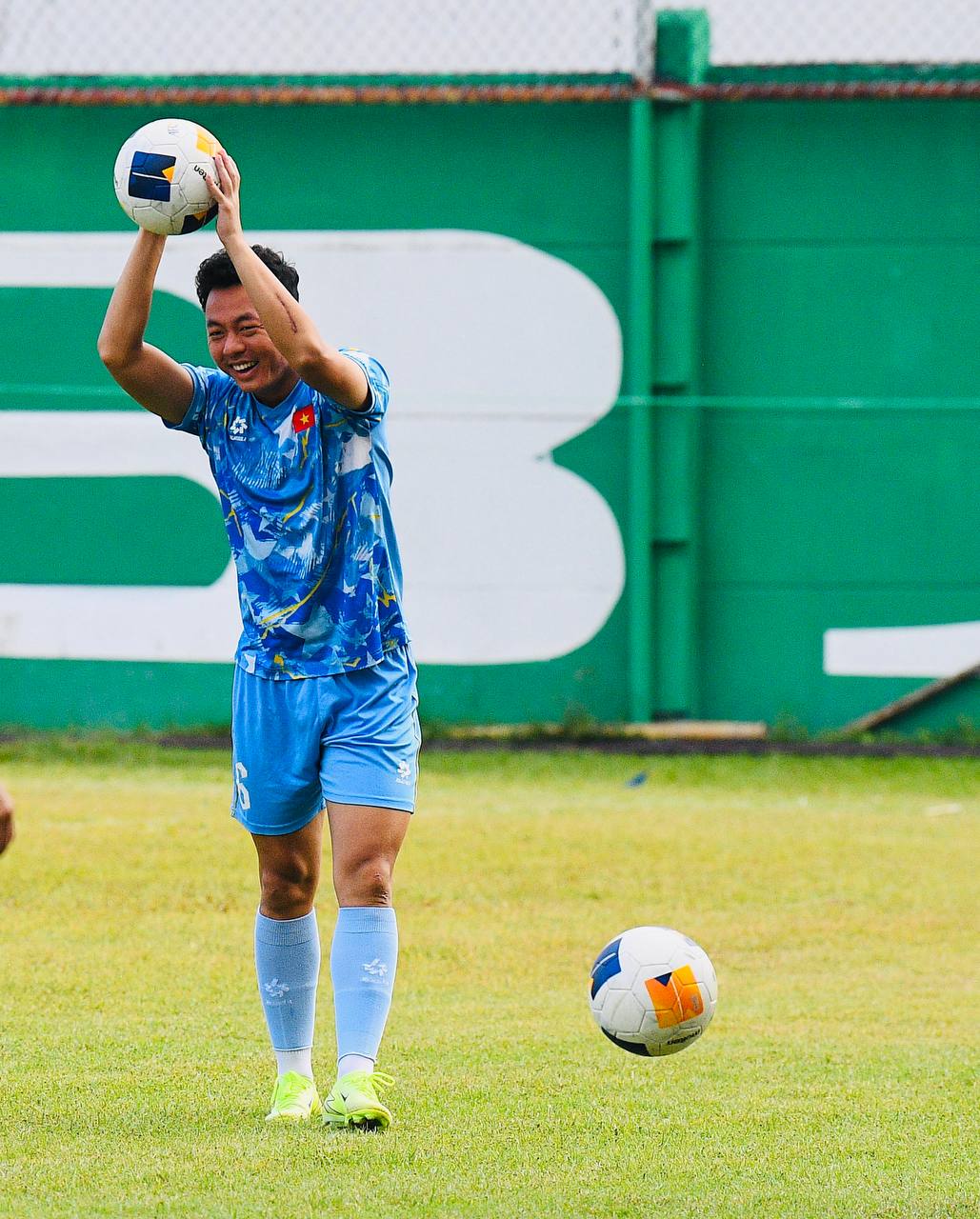 Dàn trai đẹp U22 Việt Nam tươi rói trên sân tập, thu hút gái xinh Thái Lan chăm chú theo dõi- Ảnh 12. Dàn trai đẹp U22 Việt Nam tươi rói trên sân tập, thu hút gái xinh Thái Lan chăm chú theo dõi- Ảnh 12.