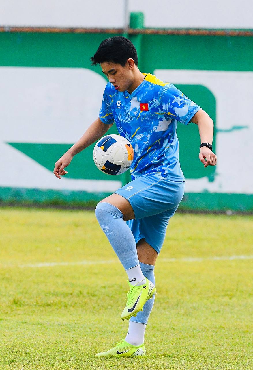 Dàn trai đẹp U22 Việt Nam tươi rói trên sân tập, thu hút gái xinh Thái Lan chăm chú theo dõi- Ảnh 13. Dàn trai đẹp U22 Việt Nam tươi rói trên sân tập, thu hút gái xinh Thái Lan chăm chú theo dõi- Ảnh 13.