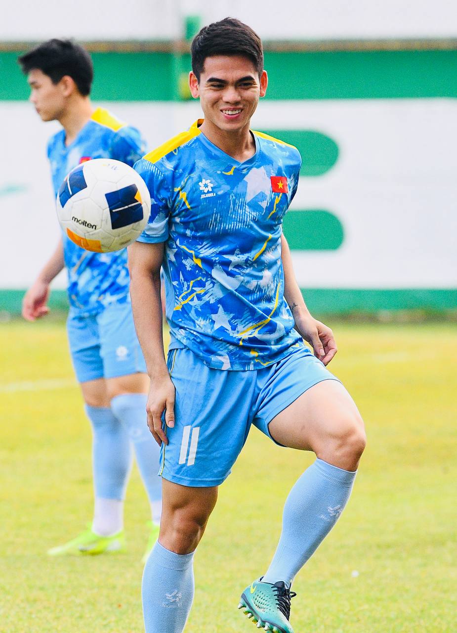 Dàn trai đẹp U22 Việt Nam tươi rói trên sân tập, thu hút gái xinh Thái Lan chăm chú theo dõi- Ảnh 14. Dàn trai đẹp U22 Việt Nam tươi rói trên sân tập, thu hút gái xinh Thái Lan chăm chú theo dõi- Ảnh 14.