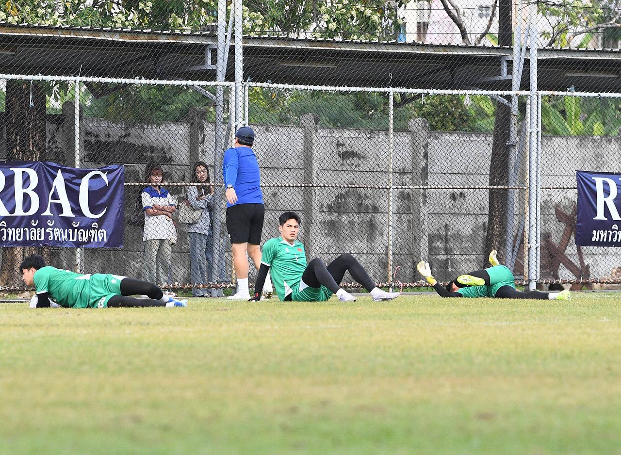 Dàn trai đẹp U22 Việt Nam tươi rói trên sân tập, thu hút gái xinh Thái Lan chăm chú theo dõi- Ảnh 7. Dàn trai đẹp U22 Việt Nam tươi rói trên sân tập, thu hút gái xinh Thái Lan chăm chú theo dõi- Ảnh 7.