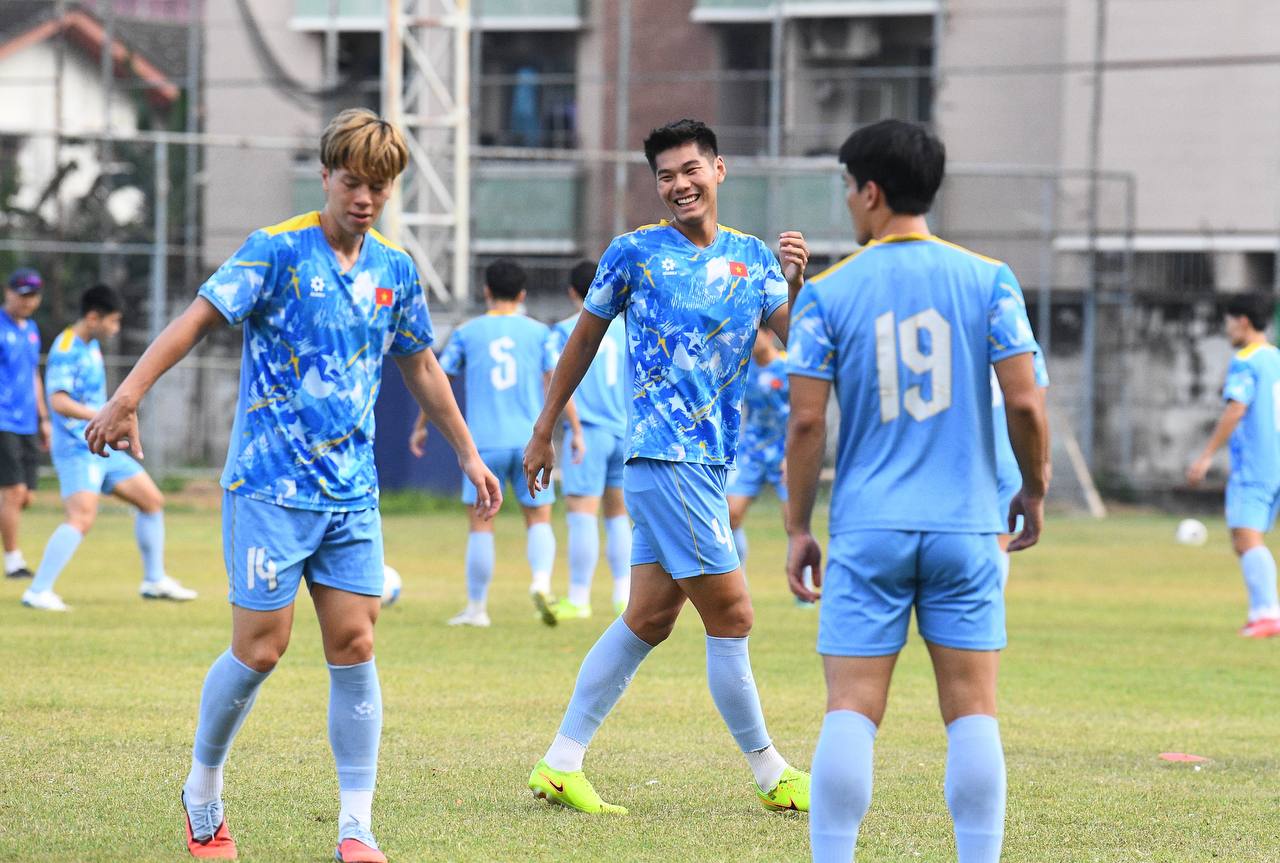 Dàn trai đẹp U22 Việt Nam tươi rói trên sân tập, thu hút gái xinh Thái Lan chăm chú theo dõi- Ảnh 20. Dàn trai đẹp U22 Việt Nam tươi rói trên sân tập, thu hút gái xinh Thái Lan chăm chú theo dõi- Ảnh 20.