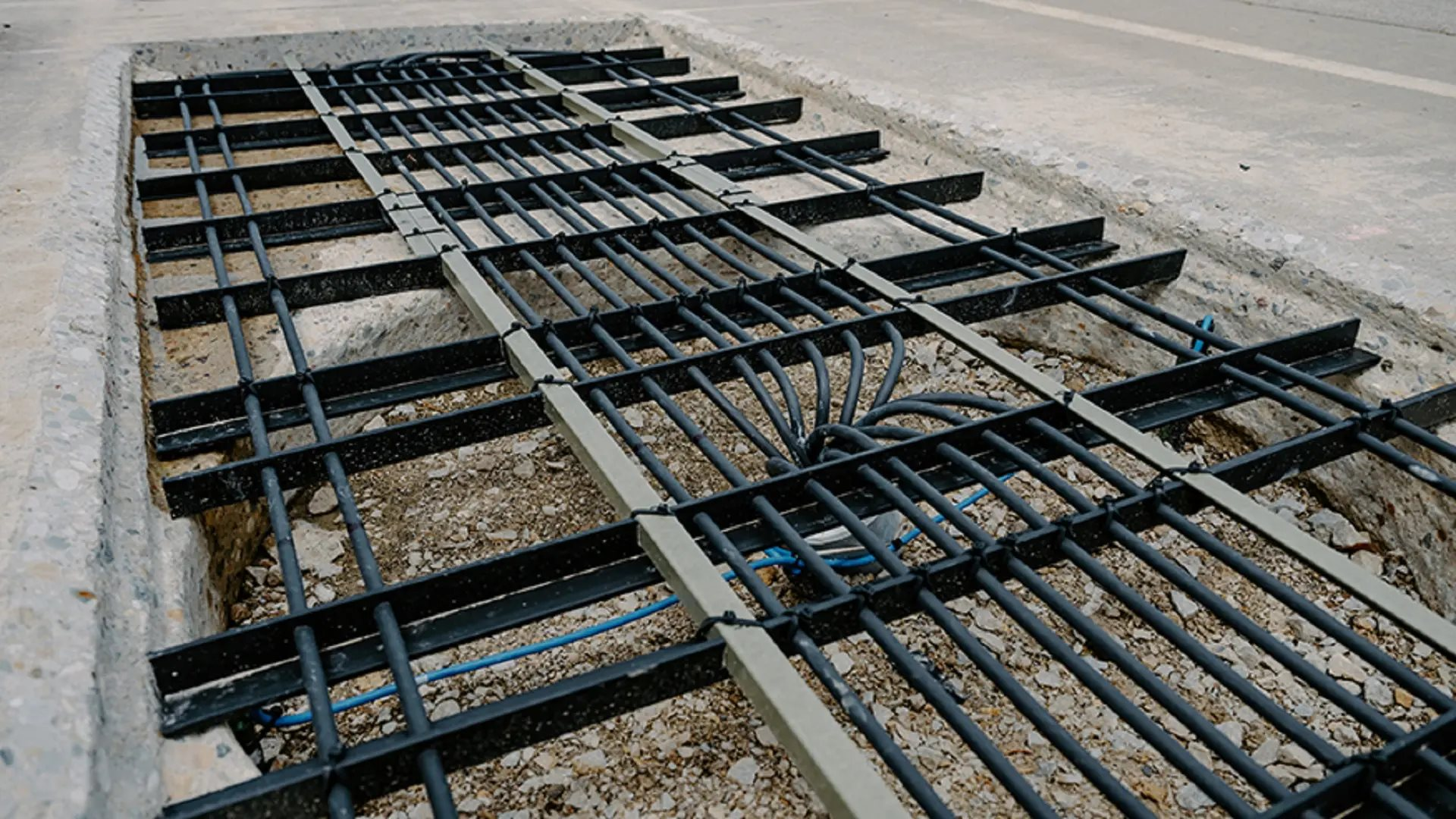 Phát minh có thể thay đổi tương lai ngành vận tải: xe điện vừa sạc vừa đi ở tốc độ 105 km/h, hệ thống pin nằm sâu dưới mặt đường cao tốc- Ảnh 1.