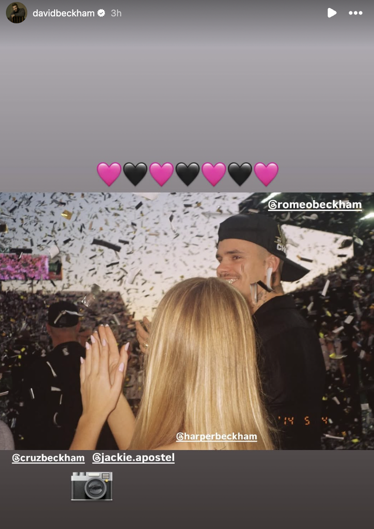 Khoảnh khắc viral: David Beckham cười tít mắt, ôm trọn con gái Harper, chiều cao của tiểu thư út khiến netizen ngỡ ngàng- Ảnh 4. Khoảnh khắc viral: David Beckham cười tít mắt, ôm trọn con gái Harper, chiều cao của tiểu thư út khiến netizen ngỡ ngàng- Ảnh 4.