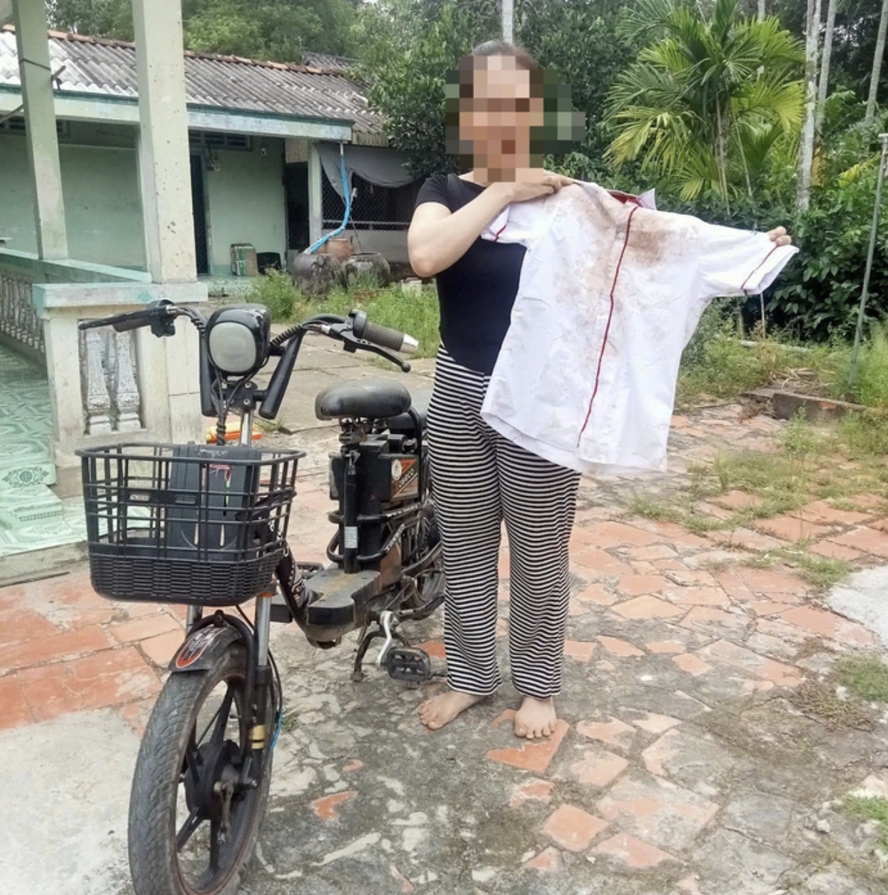 Vụ nữ sinh tử vong ở Vĩnh Long: Gia đình nạn nhân kiến nghị giám định lại sức khỏe tài xế- Ảnh 1. Vụ nữ sinh tử vong ở Vĩnh Long: Gia đình nạn nhân kiến nghị giám định lại sức khỏe tài xế- Ảnh 1.