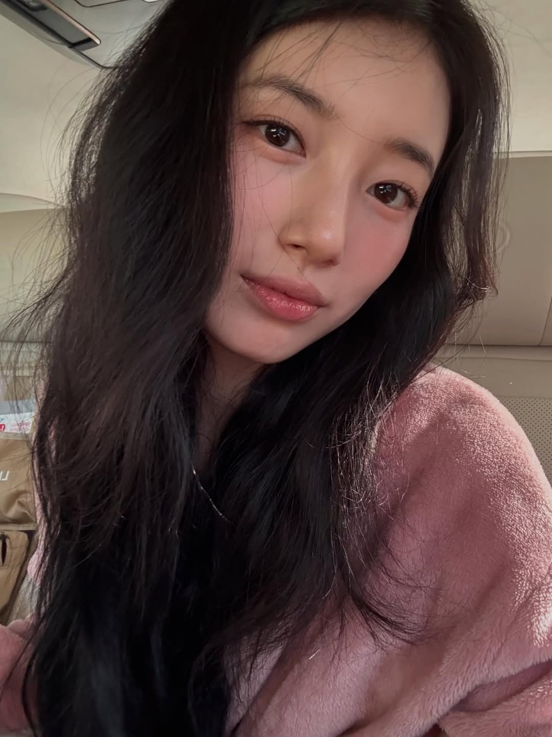 "Tình đầu quốc dân" Suzy xả ảnh xinh tươi ngút ngàn ở Việt Nam, check-in màn LED làm vạn fan nức lòng- Ảnh 7.