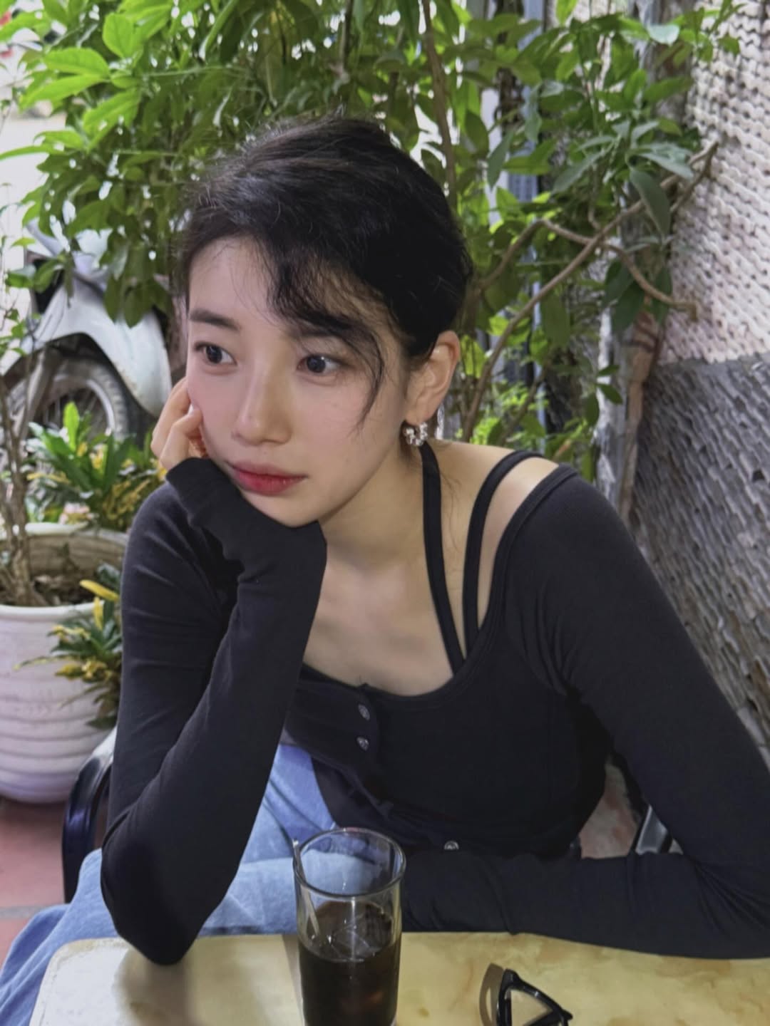 "Tình đầu quốc dân" Suzy xả ảnh xinh tươi ngút ngàn ở Việt Nam, check-in màn LED làm vạn fan nức lòng- Ảnh 2.