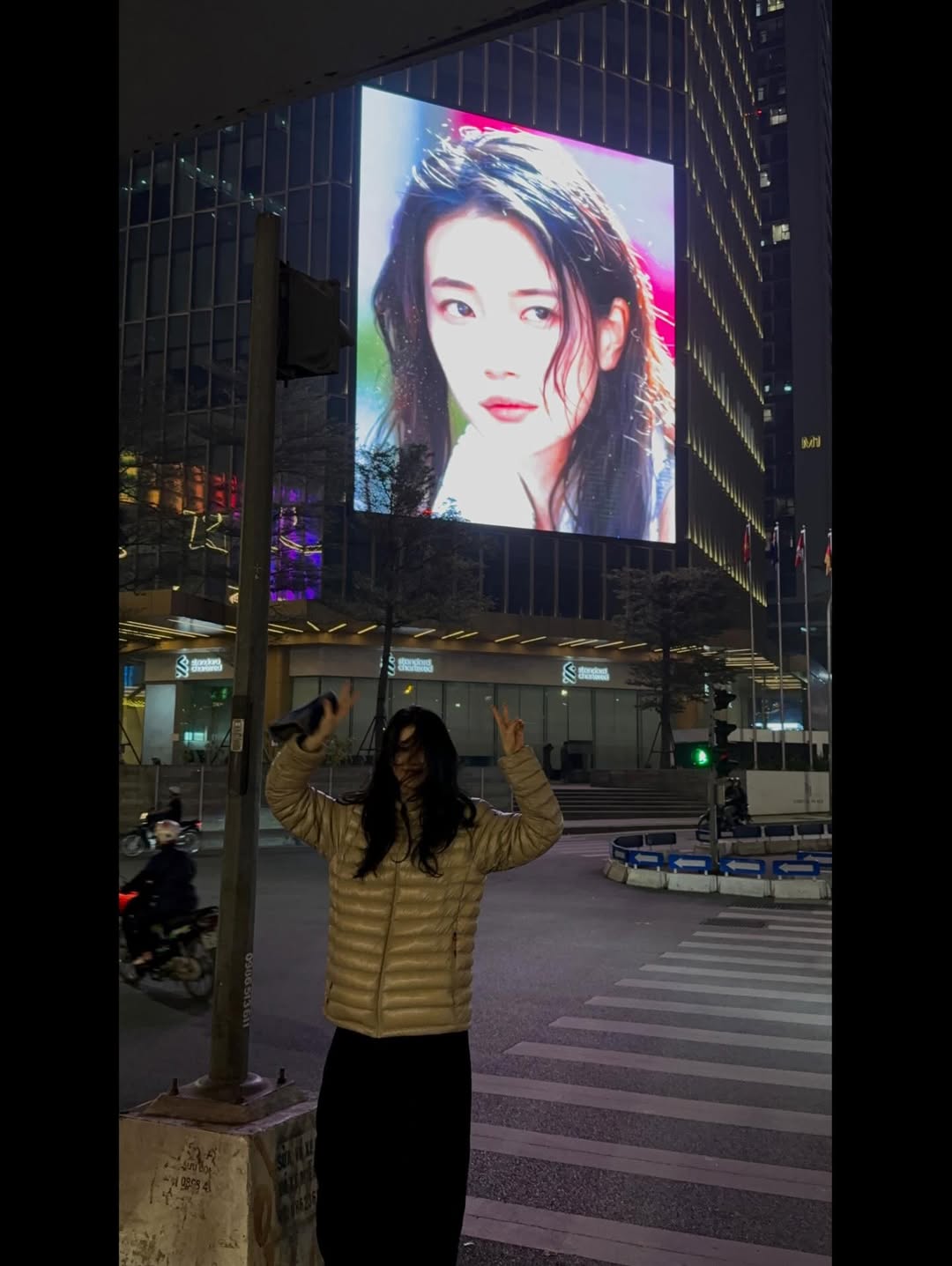 "Tình đầu quốc dân" Suzy xả ảnh xinh tươi ngút ngàn ở Việt Nam, check-in màn LED làm vạn fan nức lòng- Ảnh 6.