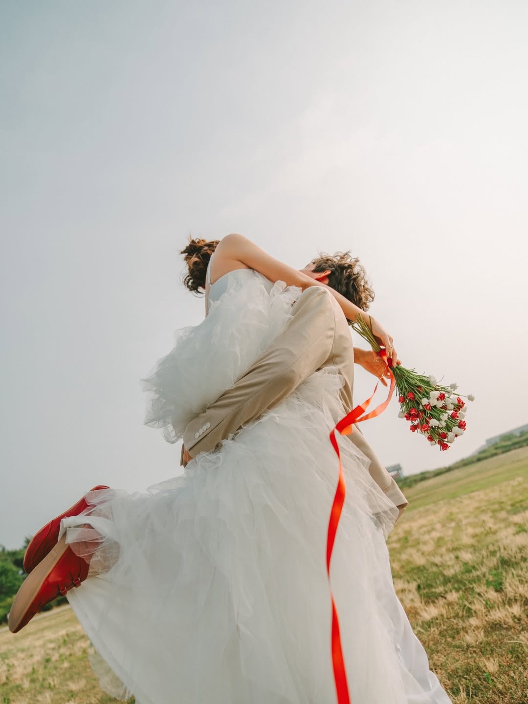 Nữ ca sĩ quốc dân tuyên bố kết hôn với chồng Tây, ảnh cưới bắt trọn khoảnh khắc ông xã nhấc bổng cô đẹp như phim ngôn tình!- Ảnh 3. Nữ ca sĩ quốc dân tuyên bố kết hôn với chồng Tây, ảnh cưới bắt trọn khoảnh khắc ông xã nhấc bổng cô đẹp như phim ngôn tình!- Ảnh 3.