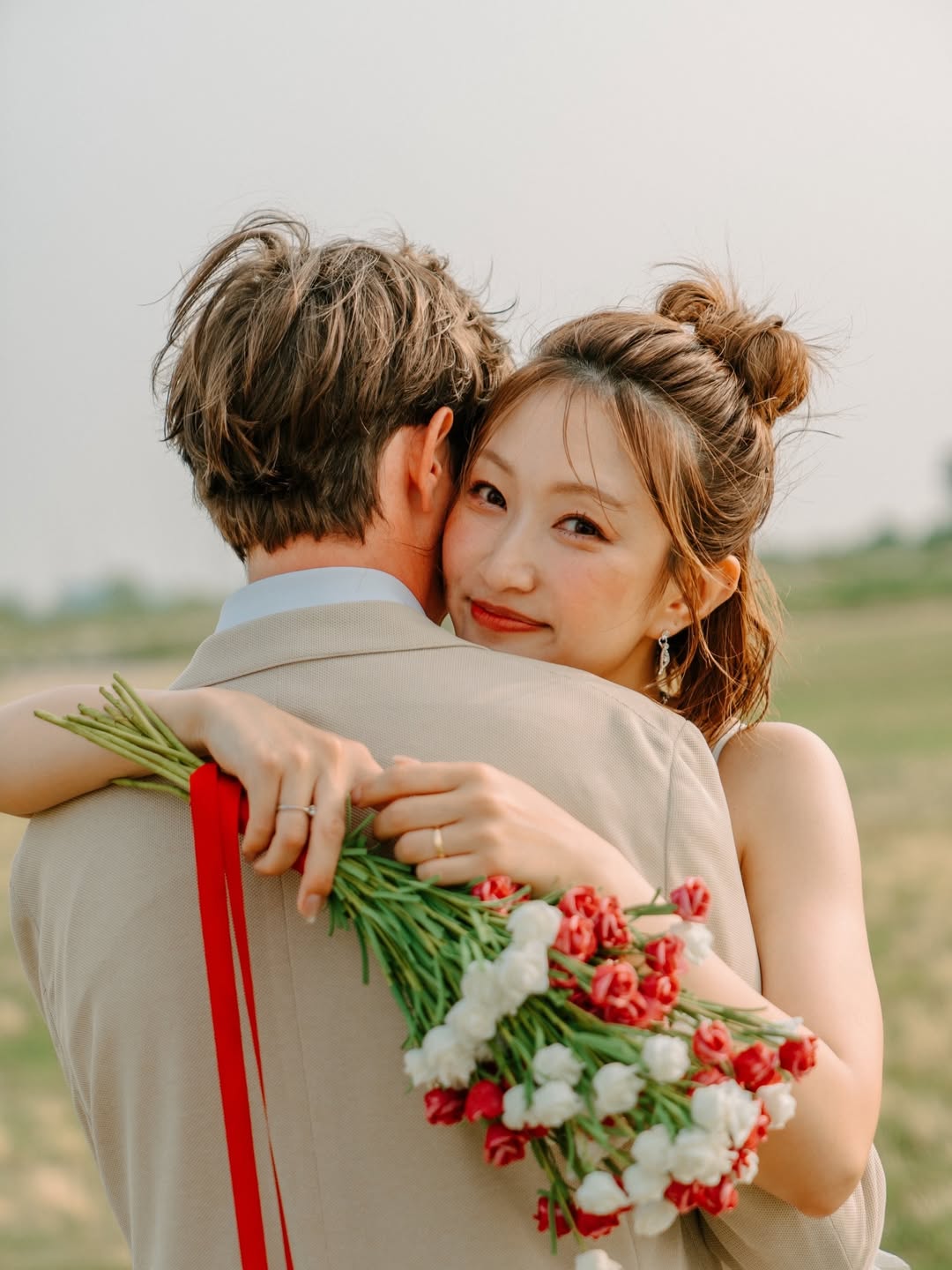 Nữ ca sĩ quốc dân tuyên bố kết hôn với chồng Tây, ảnh cưới bắt trọn khoảnh khắc ông xã nhấc bổng cô đẹp như phim ngôn tình!- Ảnh 2. Nữ ca sĩ quốc dân tuyên bố kết hôn với chồng Tây, ảnh cưới bắt trọn khoảnh khắc ông xã nhấc bổng cô đẹp như phim ngôn tình!- Ảnh 2.