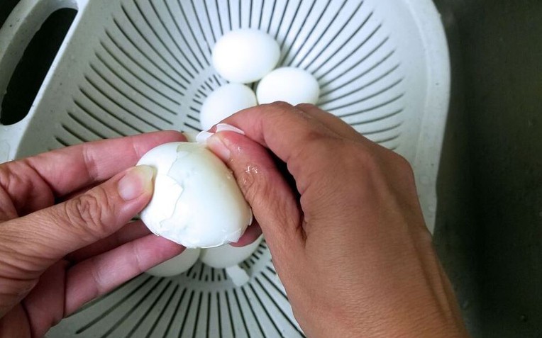 Trứng luộc dễ bóc vỏ “hơn ngàn lần” nếu được ngâm vào thứ này- Ảnh 1.