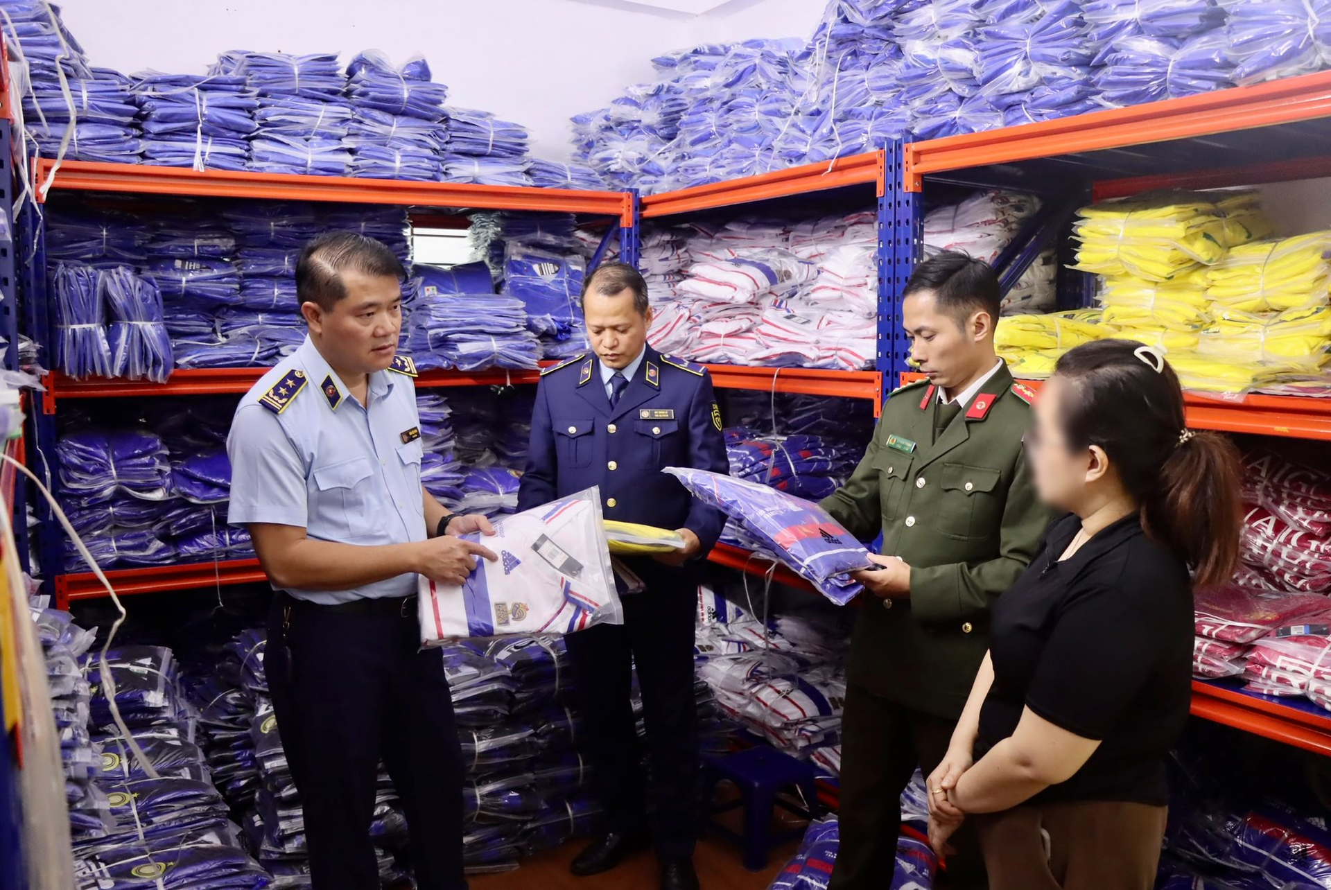 Phát hiện kho hàng giả tại Hà Nội, do Dương Tấn Rine làm chủ- Ảnh 2.