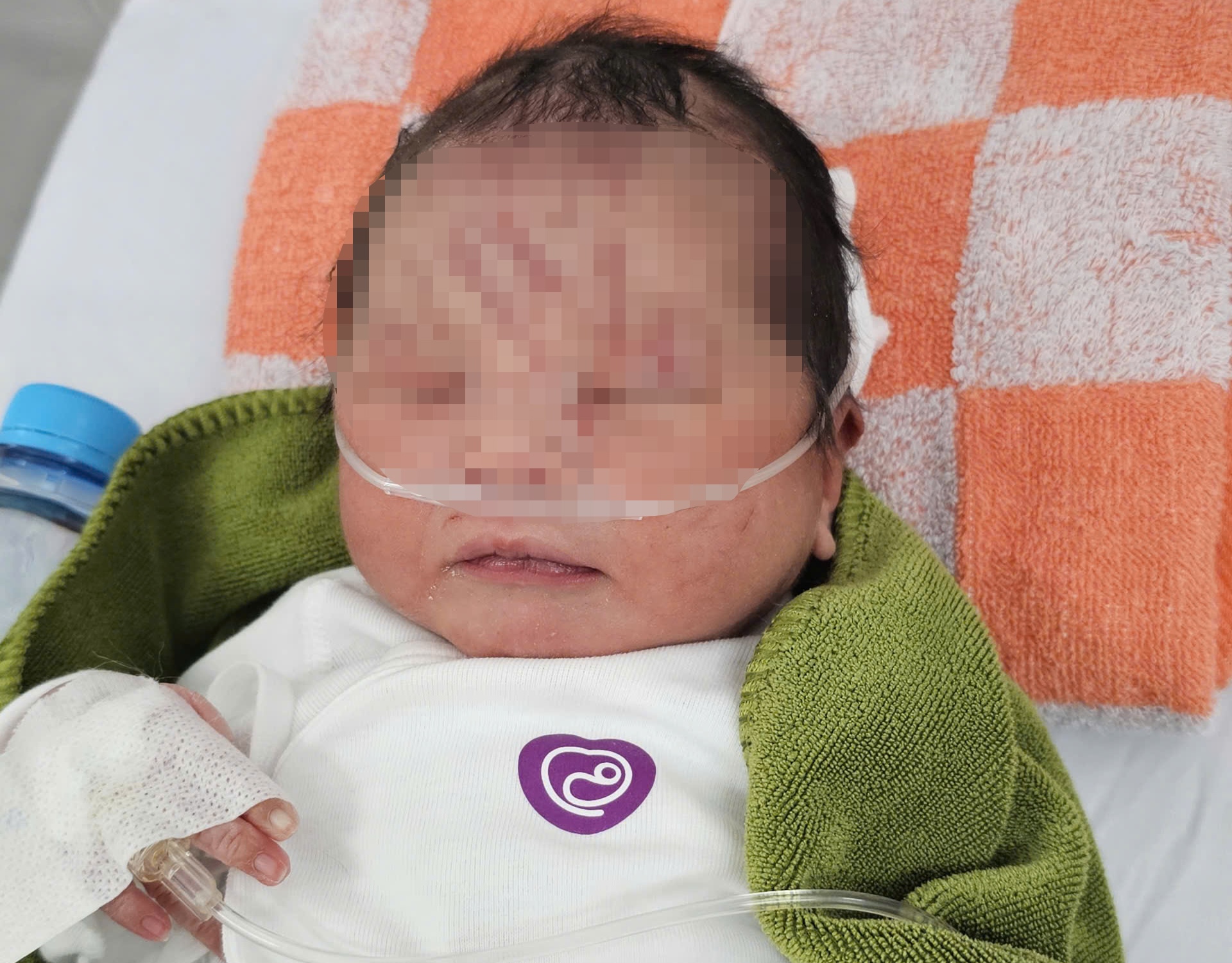 CLIP: Thời khắc bé sơ sinh nghi bị "chôn sống" được cứu- Ảnh 3. CLIP: Thời khắc bé sơ sinh nghi bị "chôn sống" được cứu- Ảnh 3.