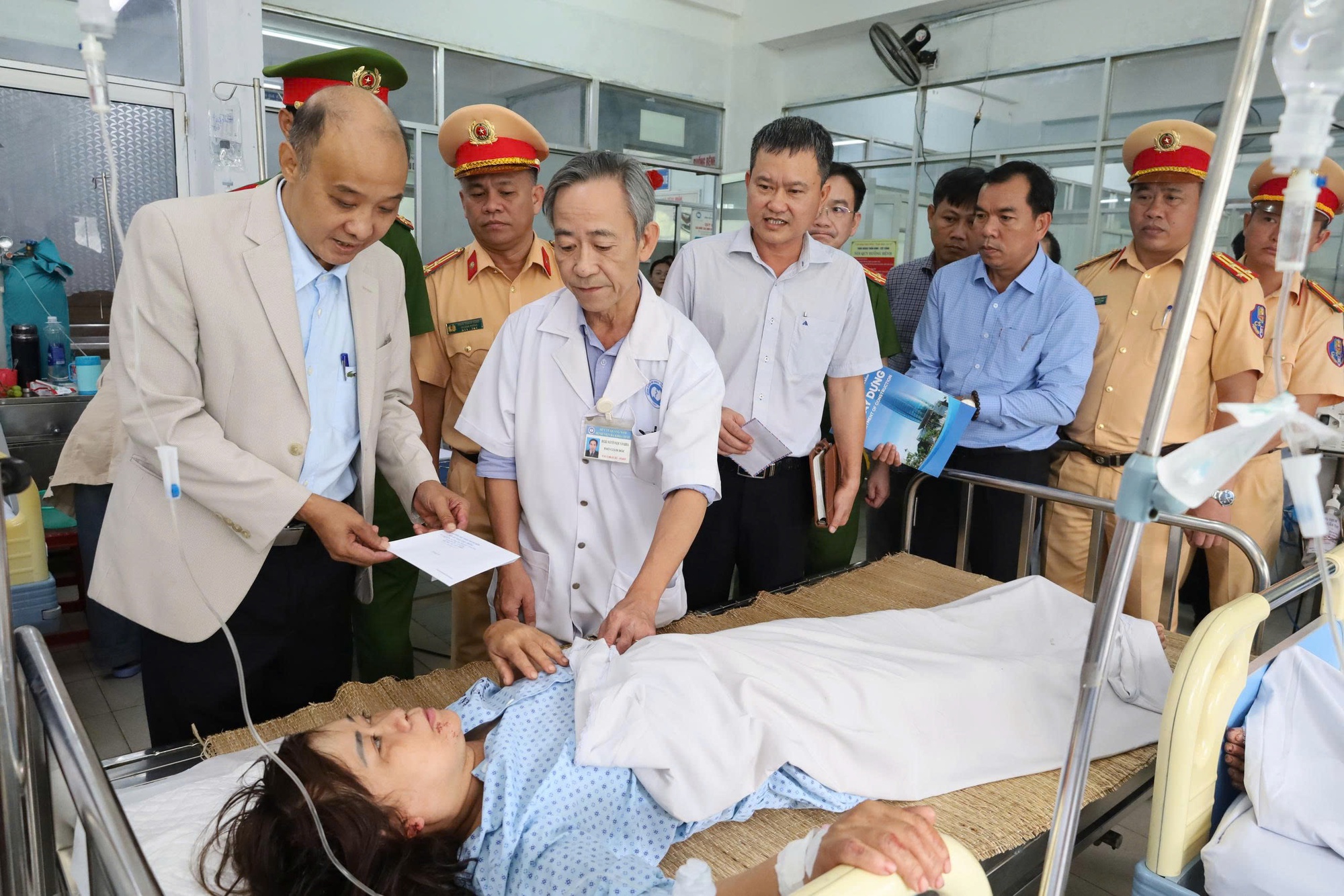 Các nạn nhân vụ ô tô chở gia đình đi ăn cưới gặp nạn trên cao tốc hiện ra sao?- Ảnh 2. Các nạn nhân vụ ô tô chở gia đình đi ăn cưới gặp nạn trên cao tốc hiện ra sao?- Ảnh 2.