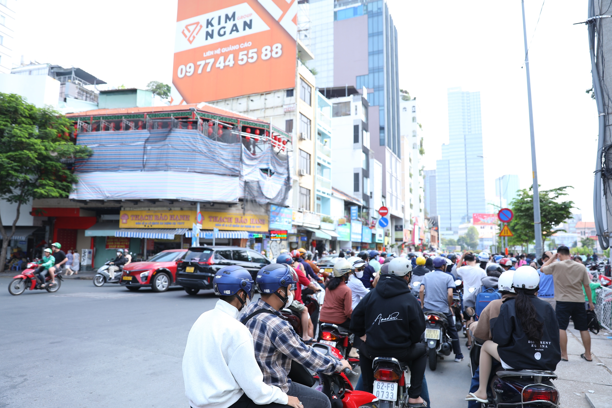 Cảnh tượng "ngộp thở" ở metro số 1 những ngày Tết: Chen chân 2 tiếng chưa lên được tàu- Ảnh 11.