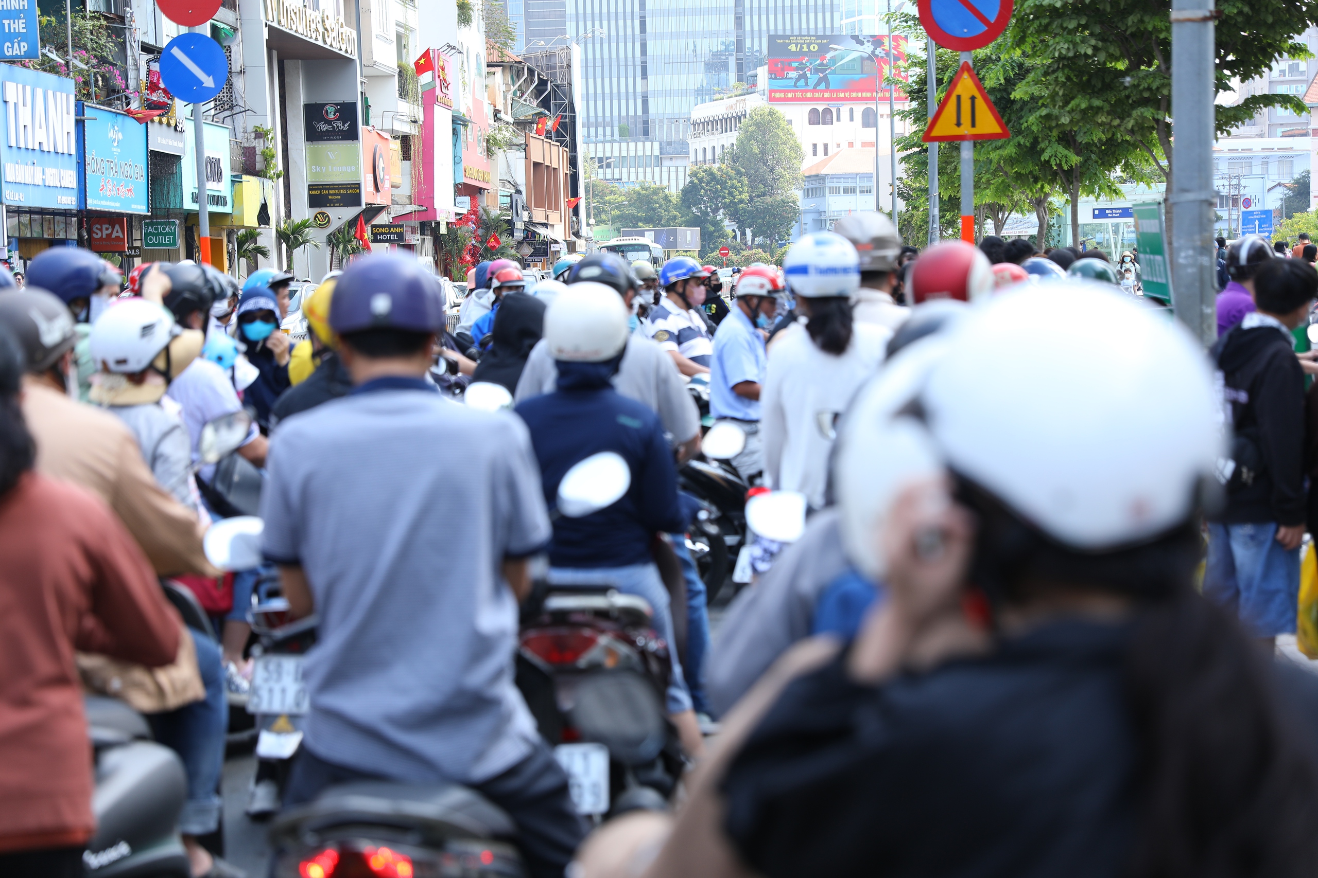 Cảnh tượng "ngộp thở" ở metro số 1 những ngày Tết: Chen chân 2 tiếng chưa lên được tàu- Ảnh 5.