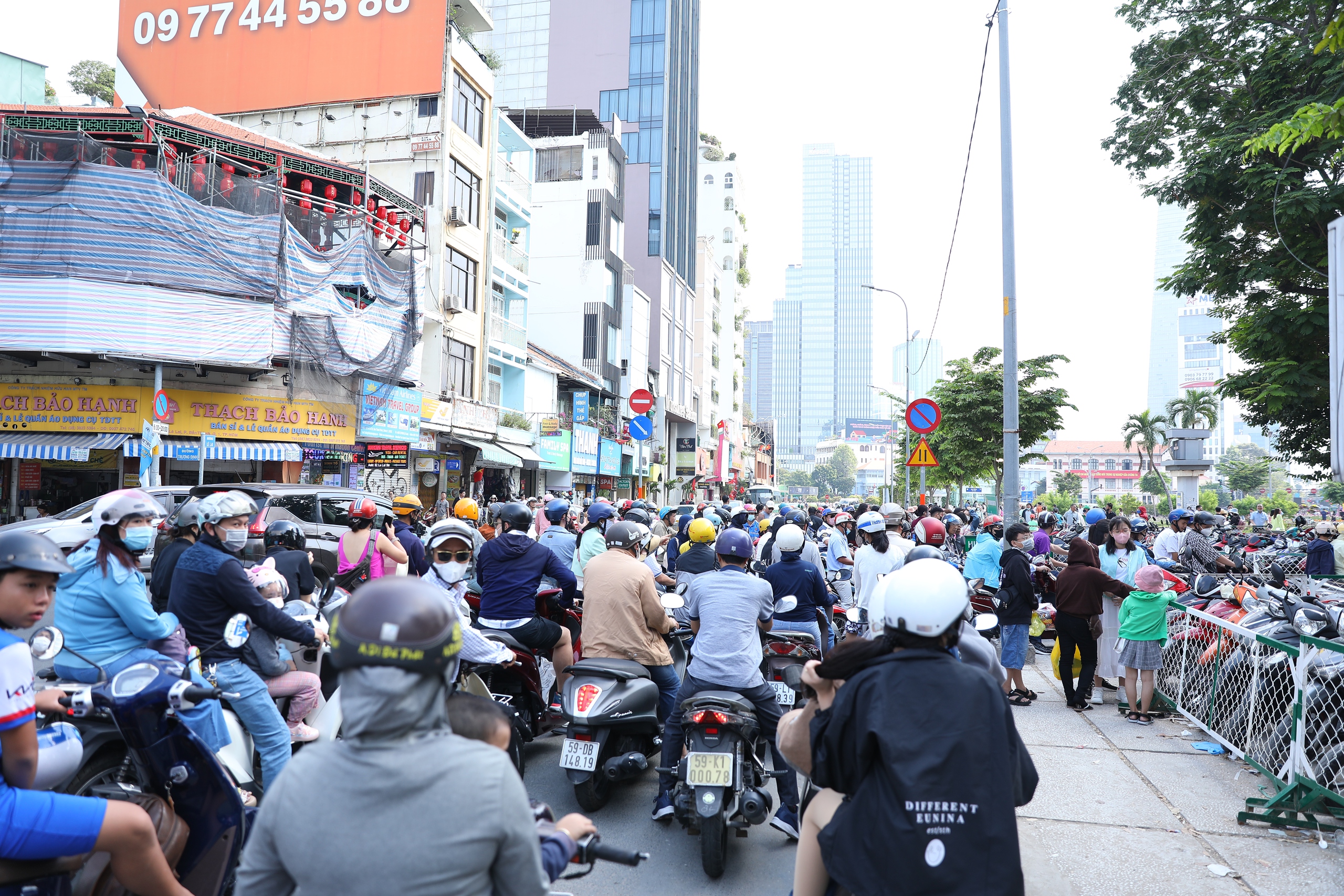 Cảnh tượng "ngộp thở" ở metro số 1 những ngày Tết: Chen chân 2 tiếng chưa lên được tàu- Ảnh 3.