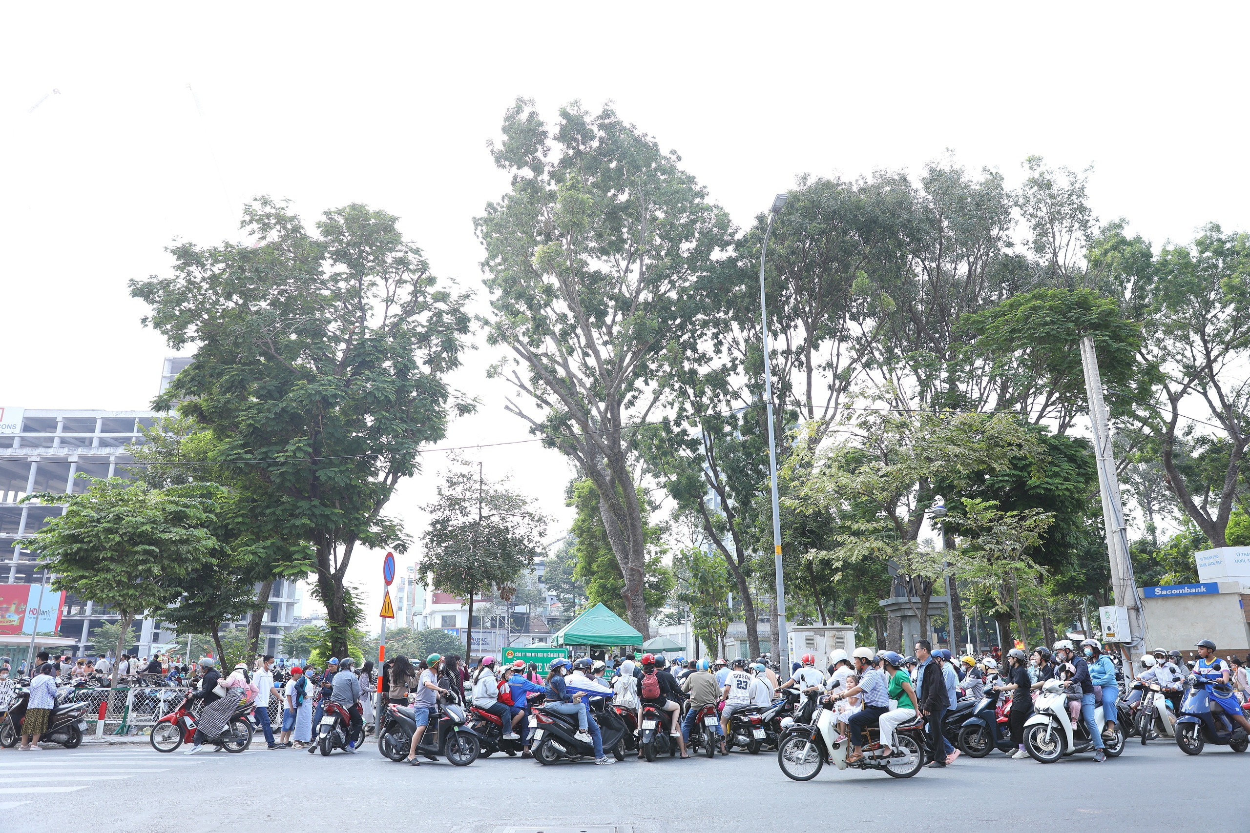 Cảnh tượng "ngộp thở" ở metro số 1 những ngày Tết: Chen chân 2 tiếng chưa lên được tàu- Ảnh 1.