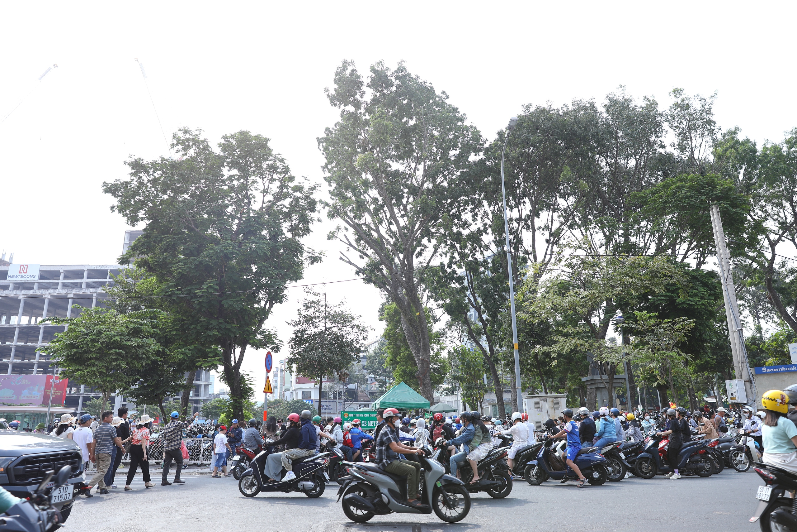 Cảnh tượng "ngộp thở" ở metro số 1 những ngày Tết: Chen chân 2 tiếng chưa lên được tàu- Ảnh 2.