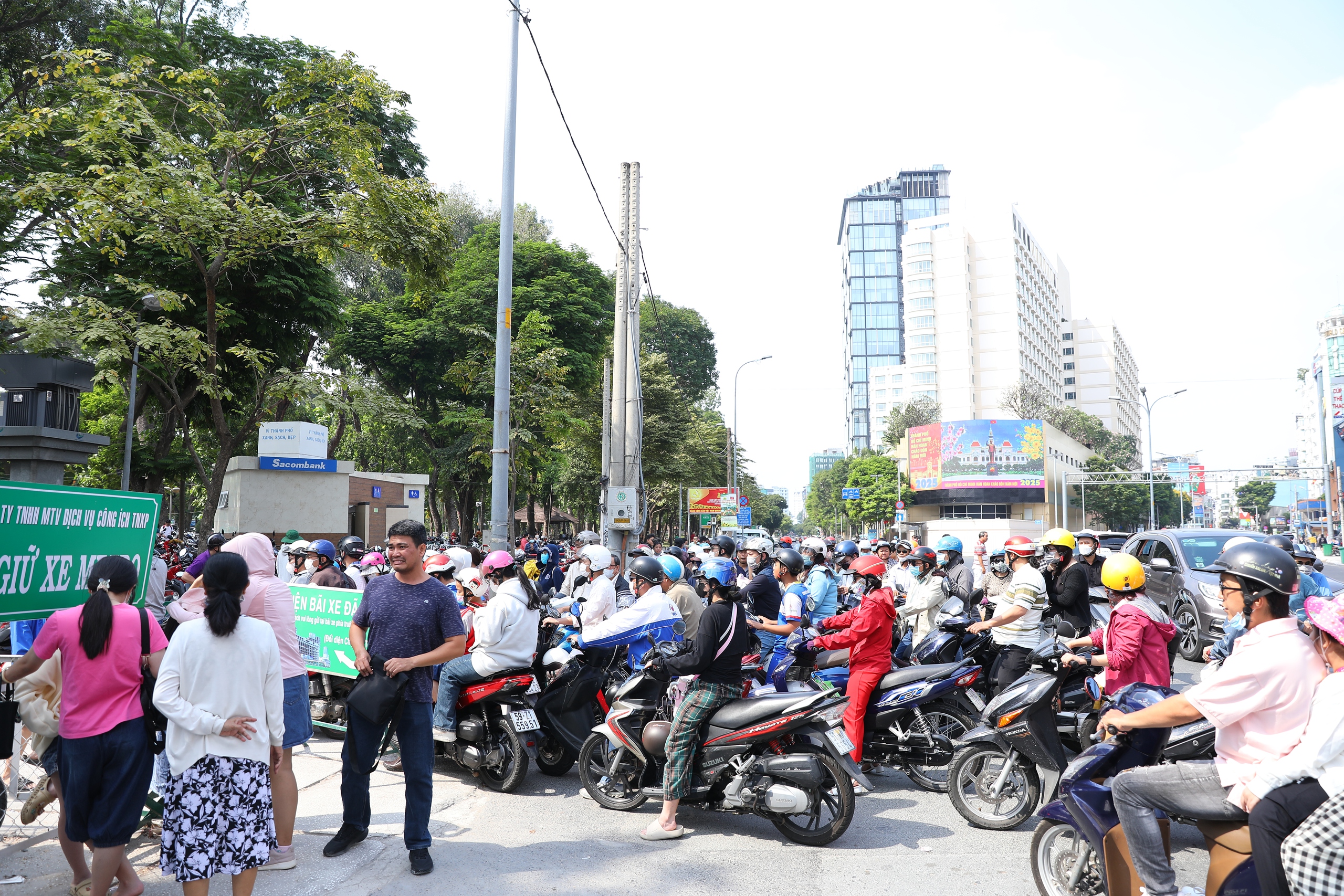 Cảnh tượng "ngộp thở" ở metro số 1 những ngày Tết: Chen chân 2 tiếng chưa lên được tàu- Ảnh 9.