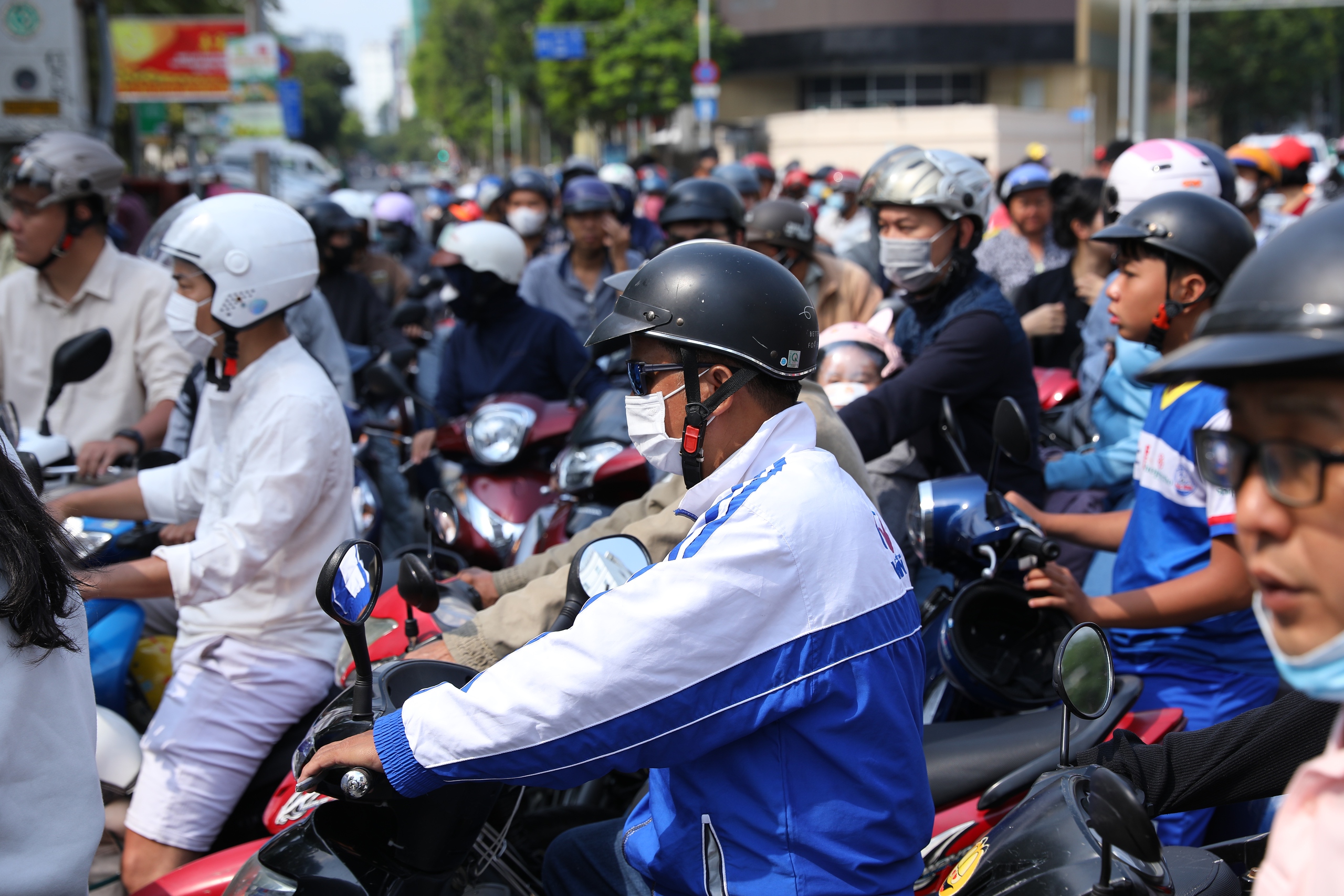 Cảnh tượng "ngộp thở" ở metro số 1 những ngày Tết: Chen chân 2 tiếng chưa lên được tàu- Ảnh 12.