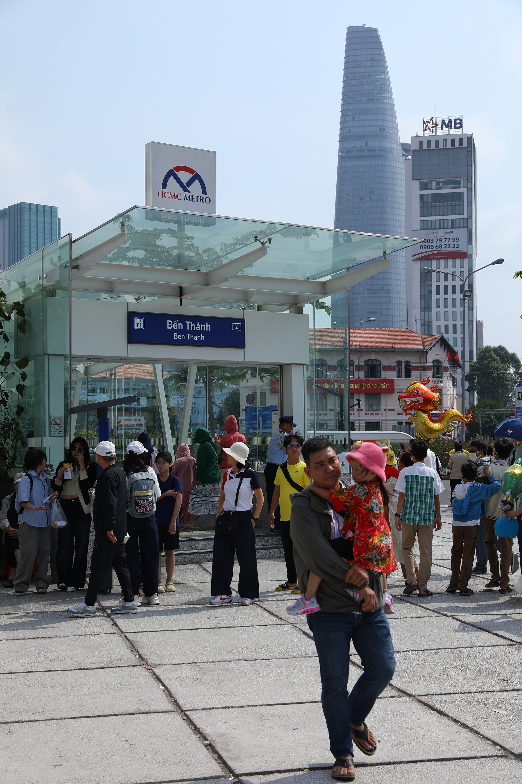 Cảnh tượng "ngộp thở" ở metro số 1 những ngày Tết: Chen chân 2 tiếng chưa lên được tàu- Ảnh 14.