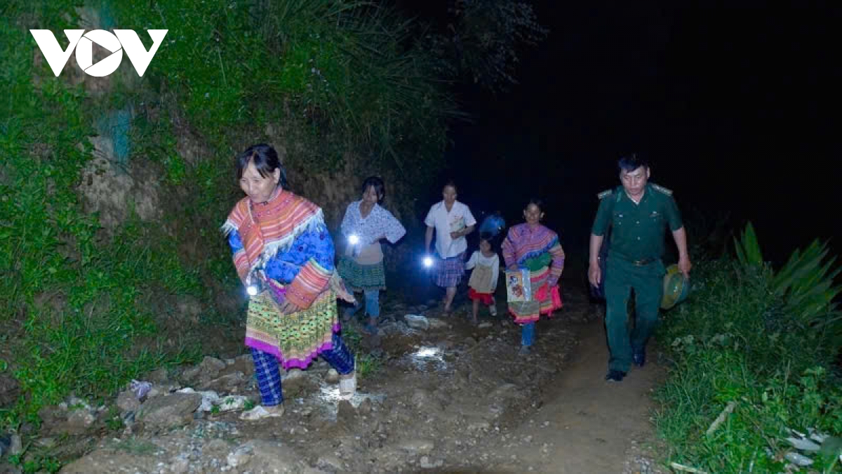 Lớp học đặc biệt vùng biên cương: Mẹ địu con, bà địu cháu đi tìm con chữ- Ảnh 3.