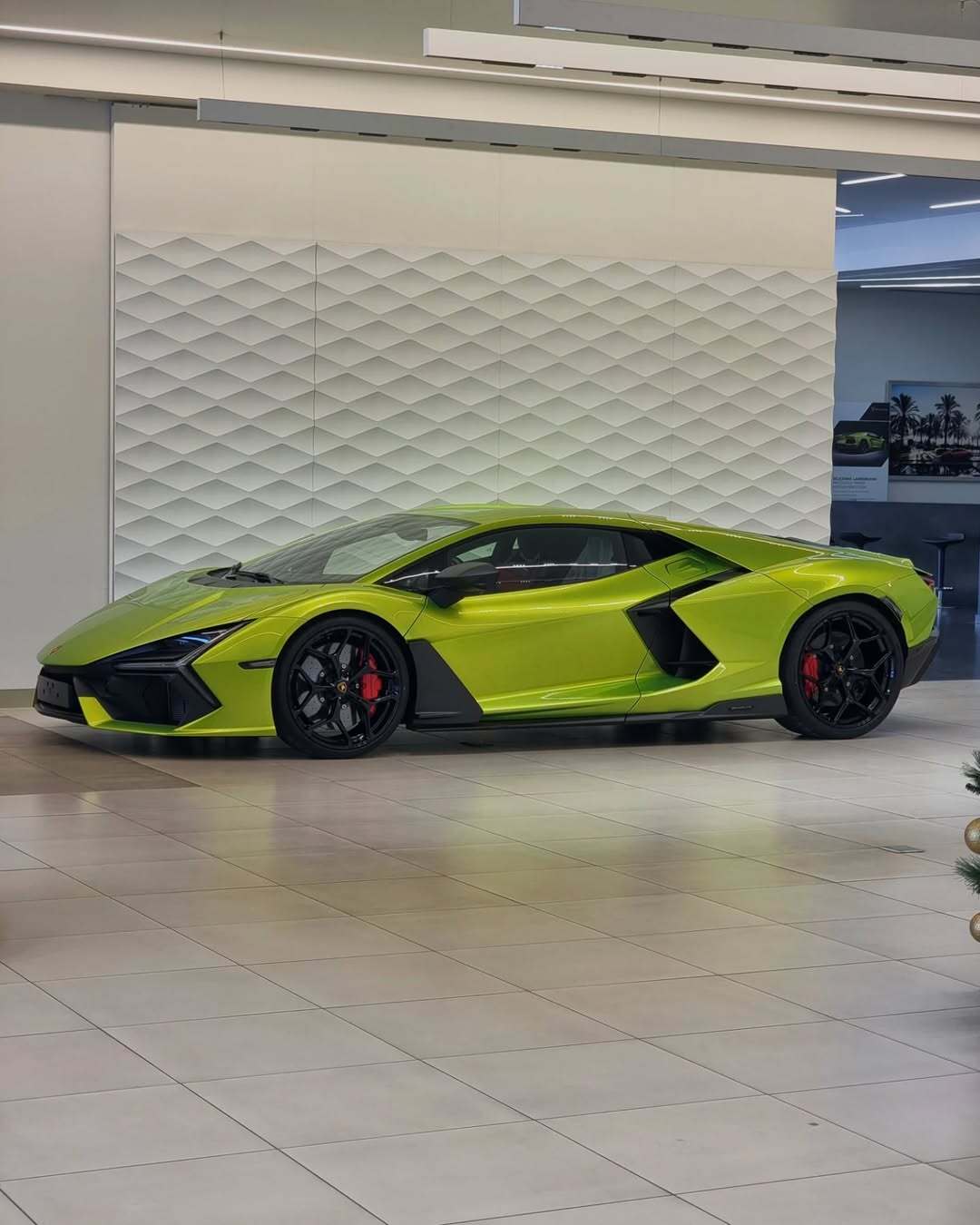 Kỹ thuật viên gây tai nạn cho siêu xe Lamborghini Revuelto trong ngày bàn giao đến khách hàng- Ảnh 3.