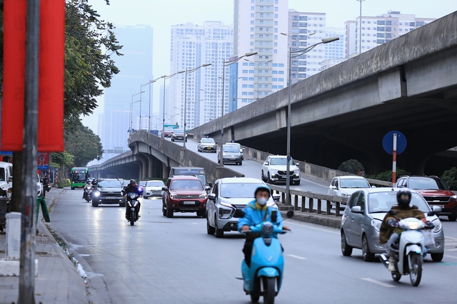 Nhiều người trở lại Hà Nội sớm từ mùng 4 Tết, nhiều tuyến phố bắt đầu đông đúc- Ảnh 12.