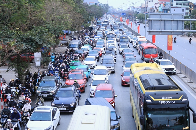 Nhiều người trở lại Hà Nội sớm từ mùng 4 Tết, nhiều tuyến phố bắt đầu đông đúc- Ảnh 3.