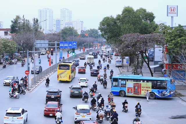 Nhiều người trở lại Hà Nội sớm từ mùng 4 Tết, nhiều tuyến phố bắt đầu đông đúc- Ảnh 1.