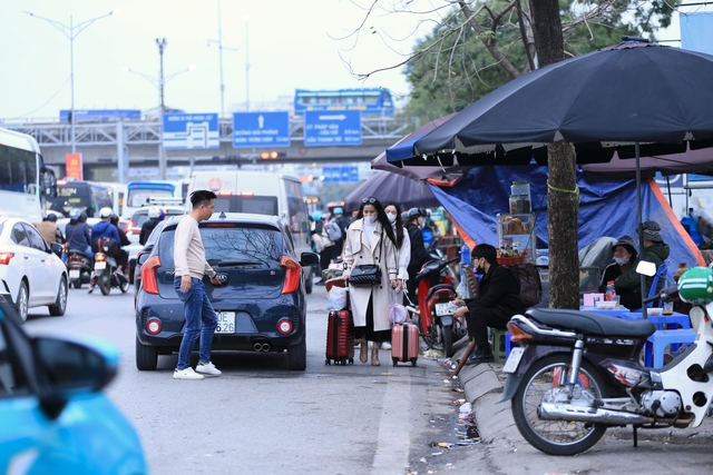 Nhiều người trở lại Hà Nội sớm từ mùng 4 Tết, nhiều tuyến phố bắt đầu đông đúc- Ảnh 8.