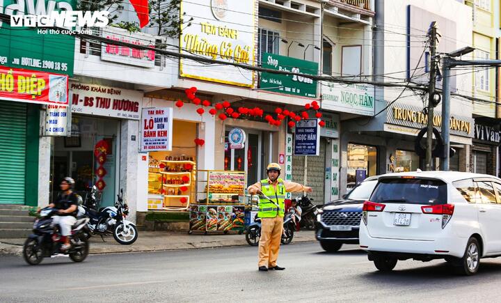 Đường du xuân Đà Lạt, khi đi ùn ứ, khi về khó khăn- Ảnh 9.