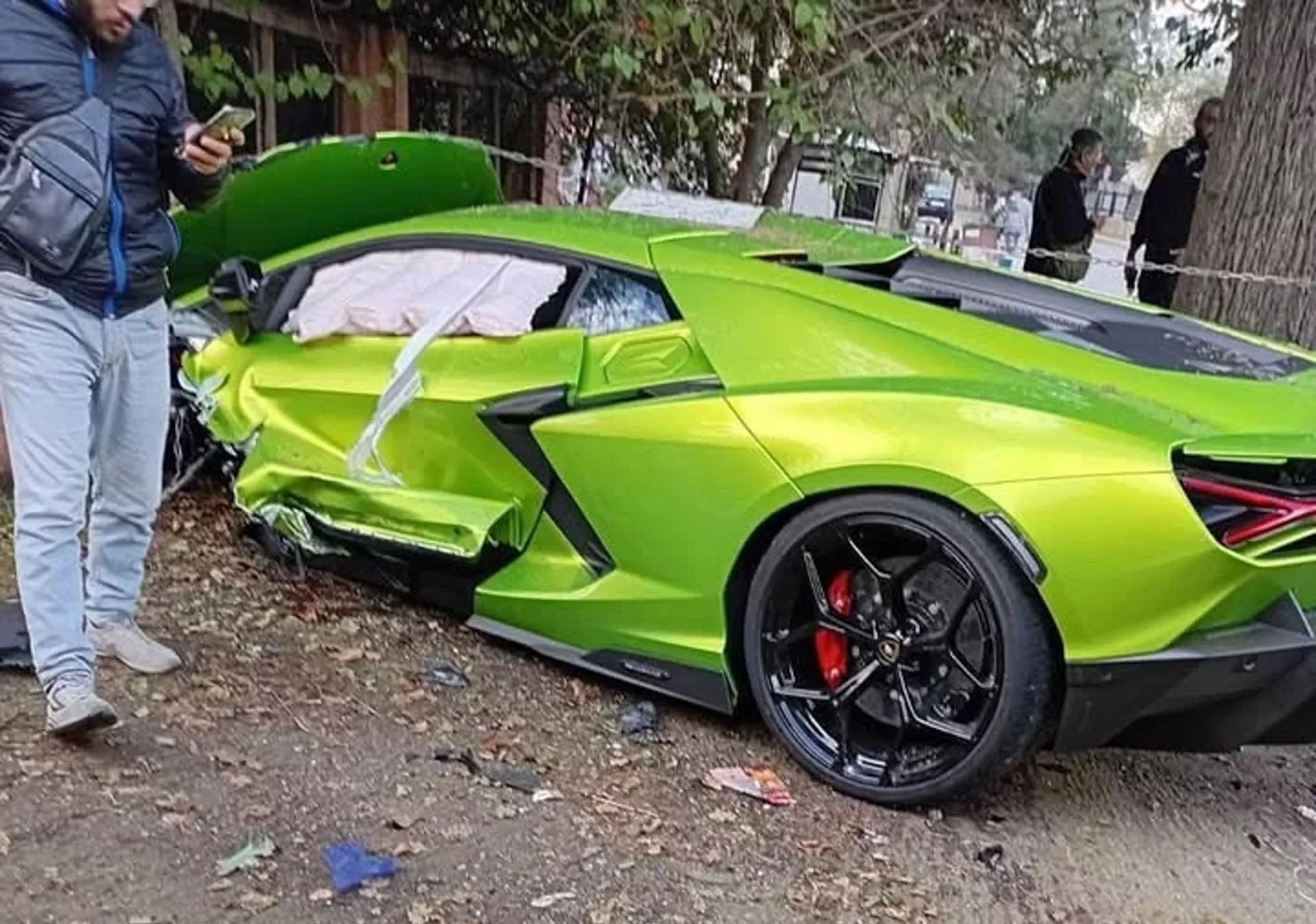 Kỹ thuật viên gây tai nạn cho siêu xe Lamborghini Revuelto trong ngày bàn giao đến khách hàng- Ảnh 2.