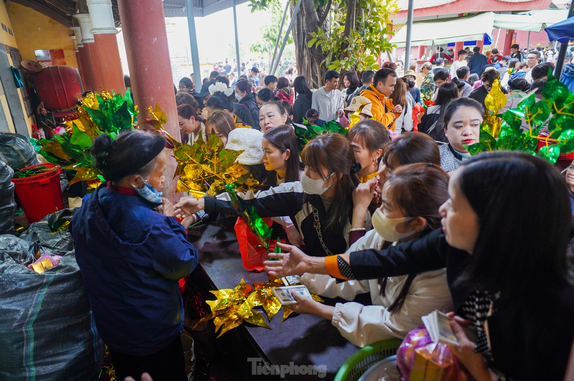 Hàng nghìn người về đền Bà Chúa Kho 'vay tiền, xin lộc' đầu năm- Ảnh 11.