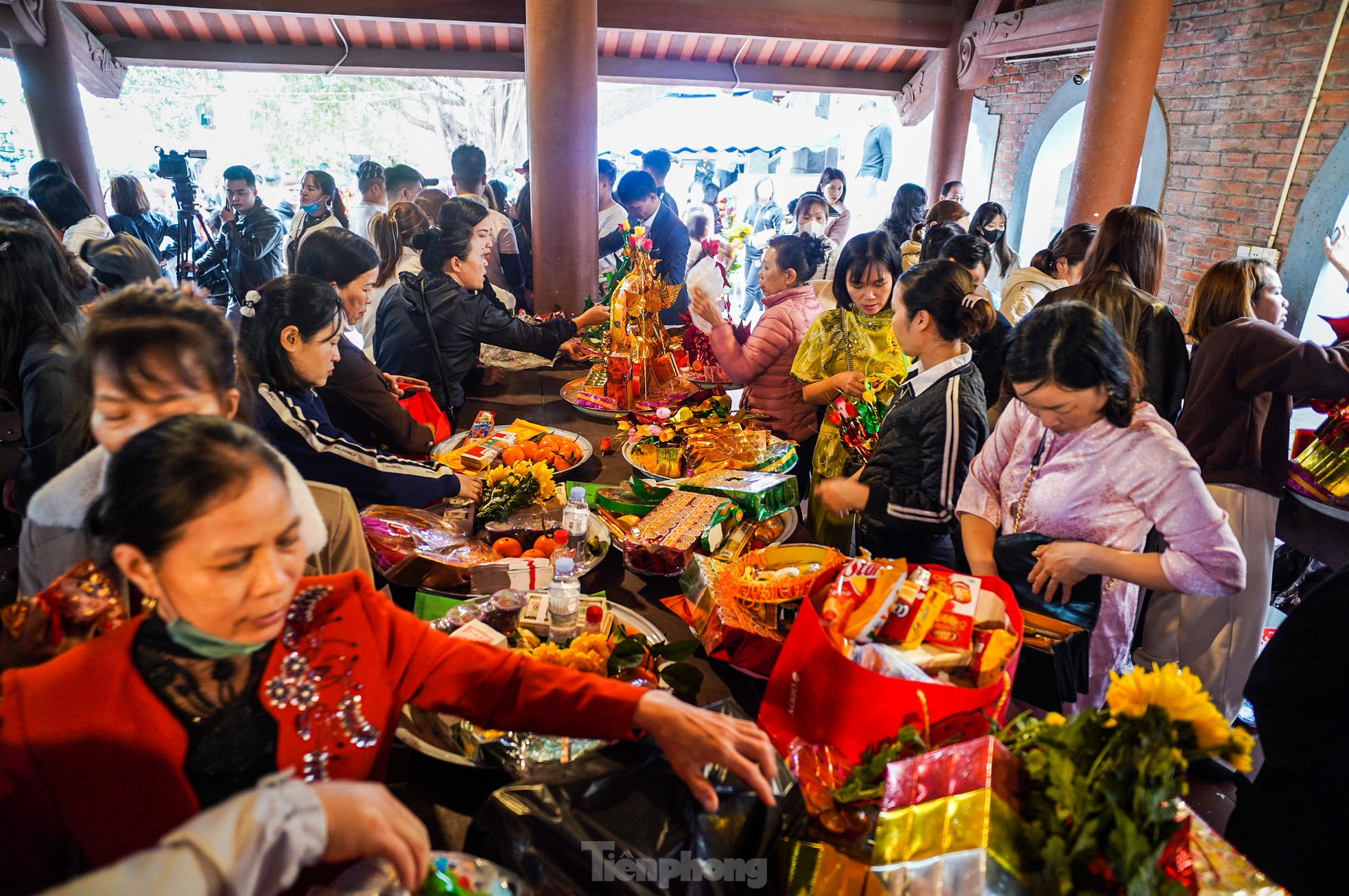 Hàng nghìn người về đền Bà Chúa Kho 'vay tiền, xin lộc' đầu năm- Ảnh 4.