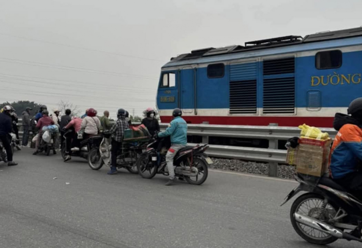 Một phụ nữ tử vong do va chạm với tàu hỏa ở Hà Nội- Ảnh 1.