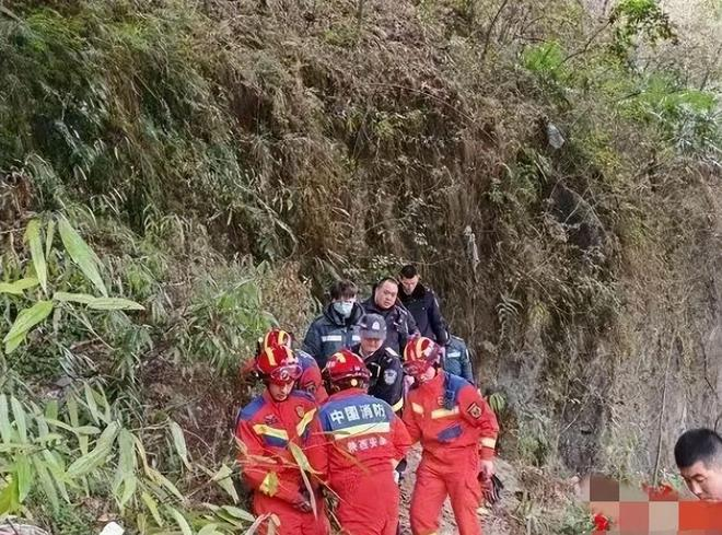 Dừng xe trên cao tốc “giải quyết nỗi buồn”, người đàn ông bỗng mất tích bí ẩn: Vợ con phải cầu cứu cảnh sát- Ảnh 2.